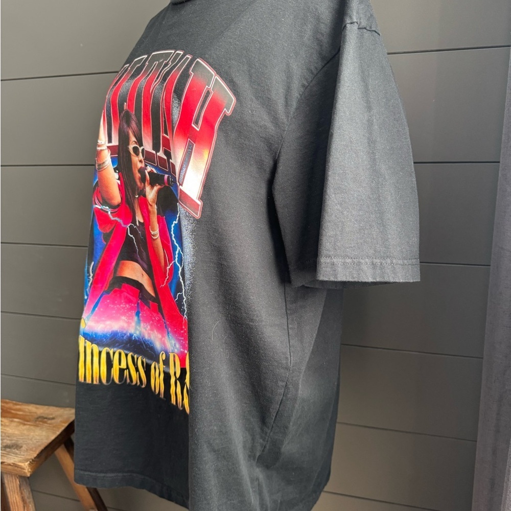 Black Graphic Aaliyah R&B Shoe Palace XL T-Shirt with Red and Blue Design - Picture 3 of 7